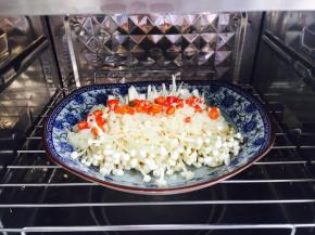 放入蒸锅里，上汽后蒸2分钟就可以啦。