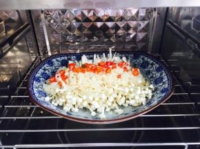 放入蒸锅里，上汽后蒸2分钟就可以啦。