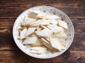 杏鲍菇洗干净，切片。