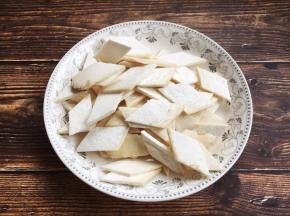 杏鲍菇洗干净，切片。