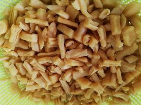 萝卜干洗干净切碎沥干水分