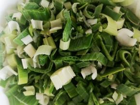 大蒜洗干净切碎备用