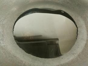 锅里放油，烧至八分热