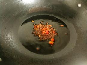 放入花椒和尖辣椒爆香