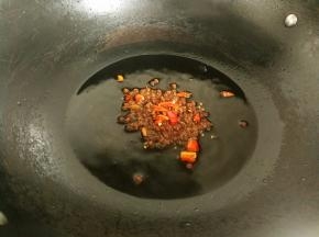 放入花椒和尖辣椒爆香