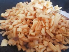 倒入萝卜干翻炒