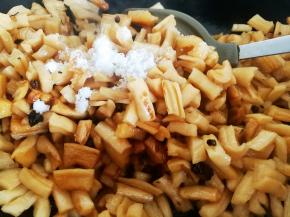 加生抽和白糖（萝卜干本来有咸味，不需要放盐）翻炒均匀