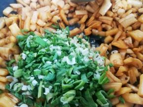 倒入青蒜，翻炒均匀