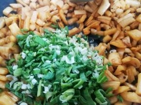 倒入青蒜，翻炒均匀