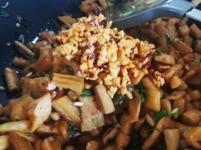 加辣椒油，我这个是自己熬制的加了花生碎在里面