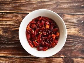 干辣椒最好用水泡软了，泡10～20分钟左右就可以。