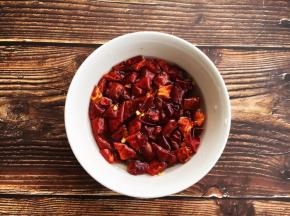 干辣椒最好用水泡软了，泡10～20分钟左右就可以。