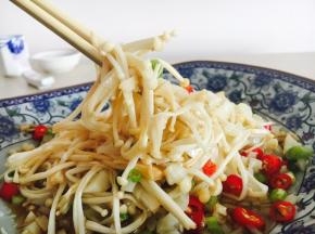 金针菇蒸后出的汤汁很鲜美，略有丝丝甜味，再加上蒜香味，清清爽爽，味道棒极啦！