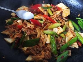 放入少许的白糖，将菜翻炒一会儿，使菜入味即可。