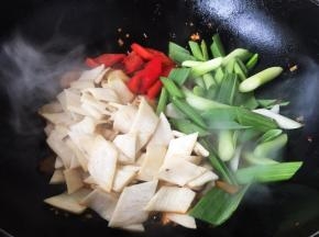 放入煸炒过的杏鲍菇，红色彩椒，蒜苗。