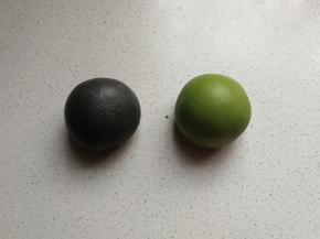分好的两份小面团分别加入抹茶粉和竹炭粉揉均匀，即得到黑色和绿色两份小面团
