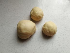 把揉好的面团先分成两大份，再把其中一份分成两小份