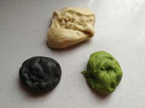 发酵好的三种面团分别取出来挤压排气