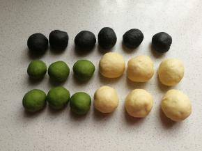 然后把三种颜色的面团分别分成均匀的六小份滚圆，并盖上保鲜膜静置10~15分钟左右