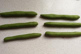 再把绿色面团搓成细圆条状