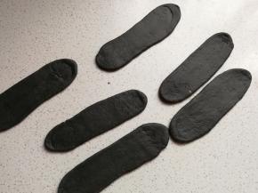 面团静置好后，先把黑色面团擀成窄的长舌状