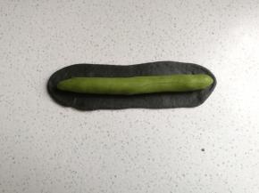 接着把绿色面条放在黑色面皮上