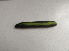 把两边捏起来包住绿色面团，随意捏几下，不要包全，这样更自然