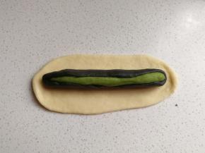 接着把包好的黑色面团放在白面皮上