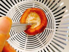 再利用工具的尖部分戳几下，这样香菇整个就比较容易入味