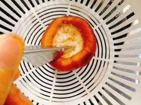 再利用工具的尖部分戳几下，这样香菇整个就比较容易入味