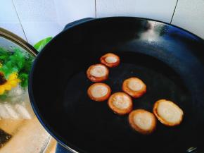 烧开后关火 ，放入香菇烫一下