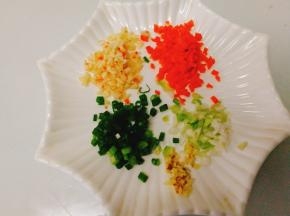 葱 姜 蒜 胡萝卜切小备用