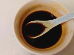 蚝油2汤勺，生抽1汤勺，料酒 适量 ，清水 适量调制而成