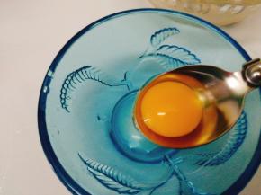 打开鹌鹑蛋，我是借助小铁勺，蛋白没有全部放入，主要看香菇大小，