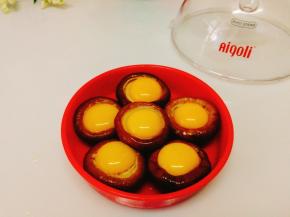 一个个鹌鹑蛋放入香菇里