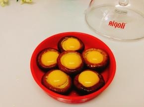 一个个鹌鹑蛋放入香菇里