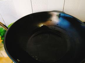 锅里放油