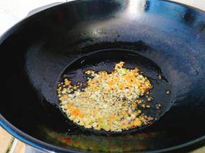 将胡萝卜末，葱 姜 蒜末爆香