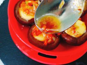 用勺子一个个均匀的淋在鹌鹑蛋上