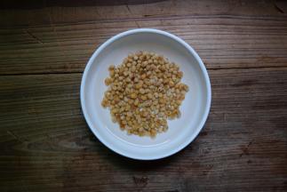 黄豆洗净浸泡半个小时