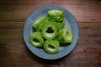 苦瓜洗净切段，挖去瓤和籽备用