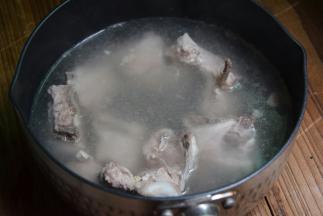 猪骨入锅焯水后捞出