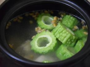 倒入苦瓜