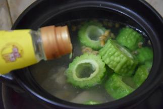 加入几滴白醋，小火炖半个小时