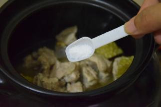 关火，加入盐调味