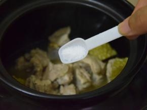 关火，加入盐调味