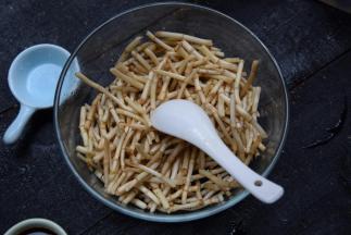 将鱼腥草洗净摘段