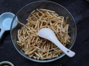将鱼腥草洗净摘段