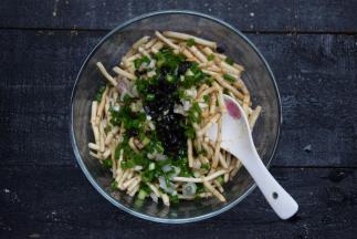 把全部调料倒入鱼腥草中拌匀