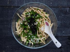 把全部调料倒入鱼腥草中拌匀